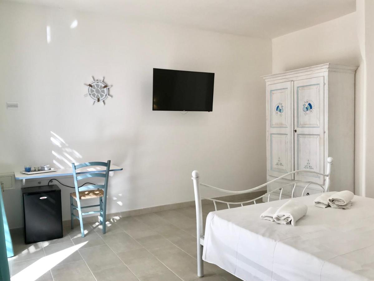 Angolo Mare Apartments & Rooms Porto Pino Luaran gambar