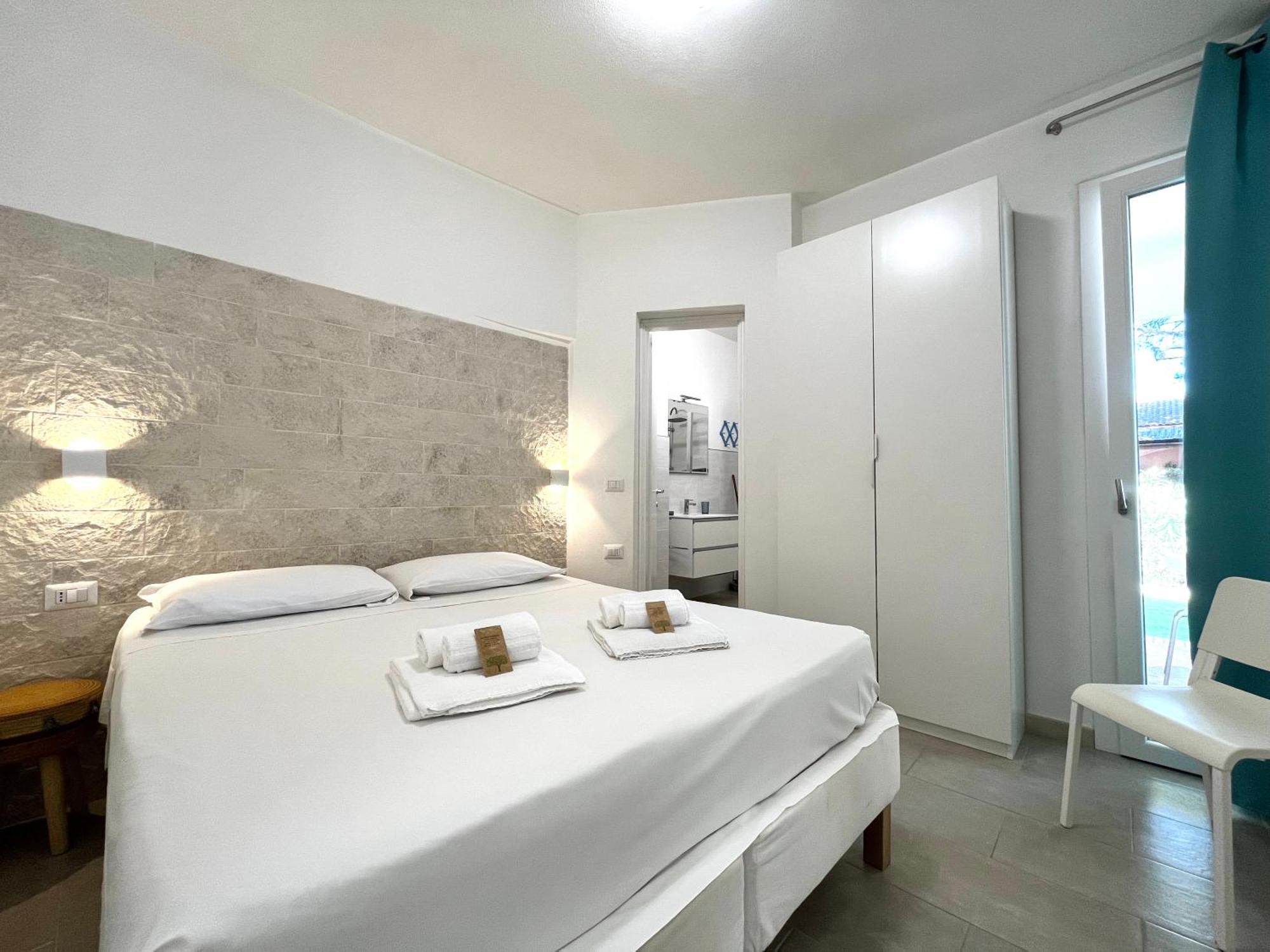 Angolo Mare Apartments & Rooms Porto Pino Luaran gambar