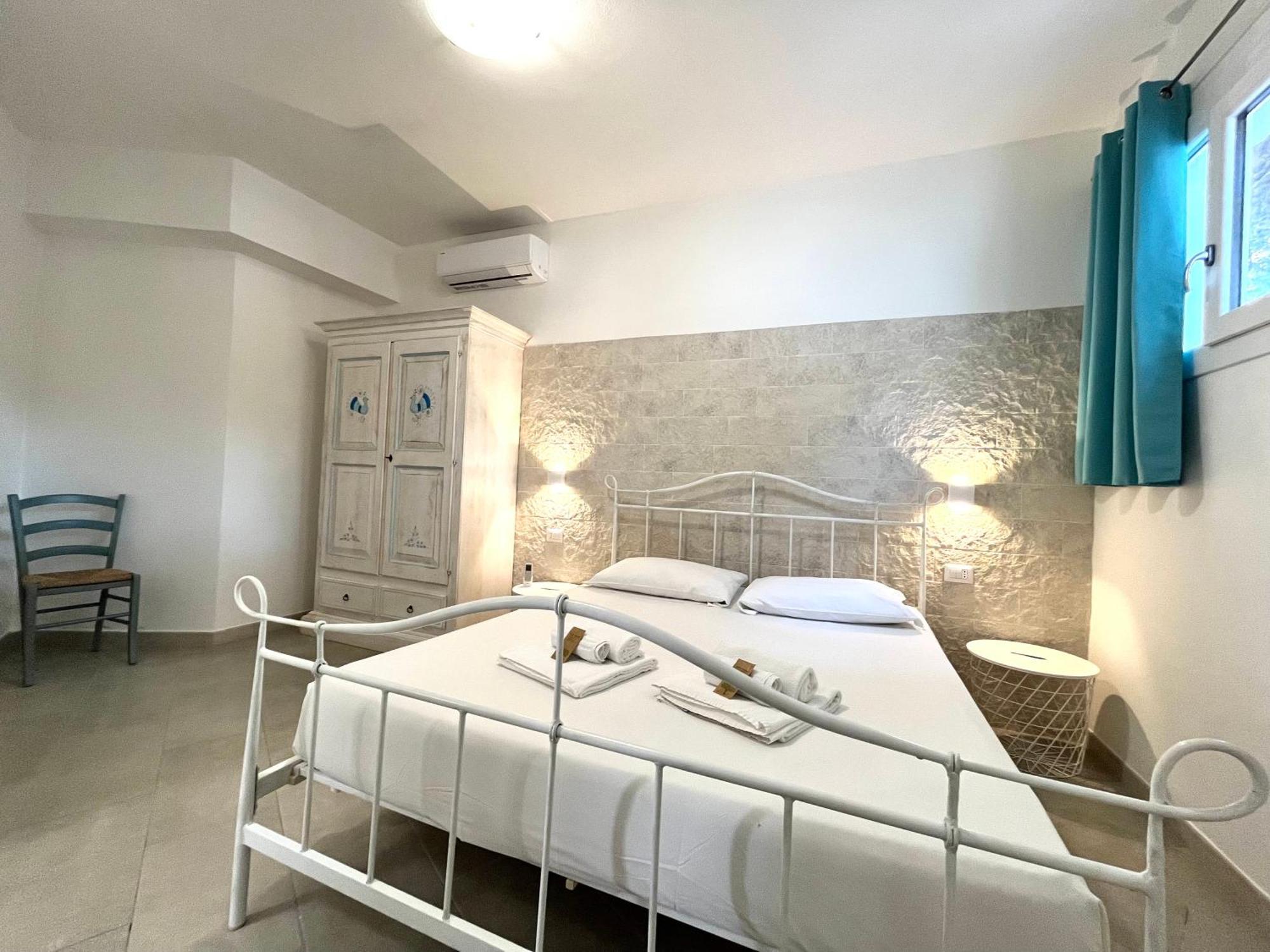 Angolo Mare Apartments & Rooms Porto Pino Luaran gambar
